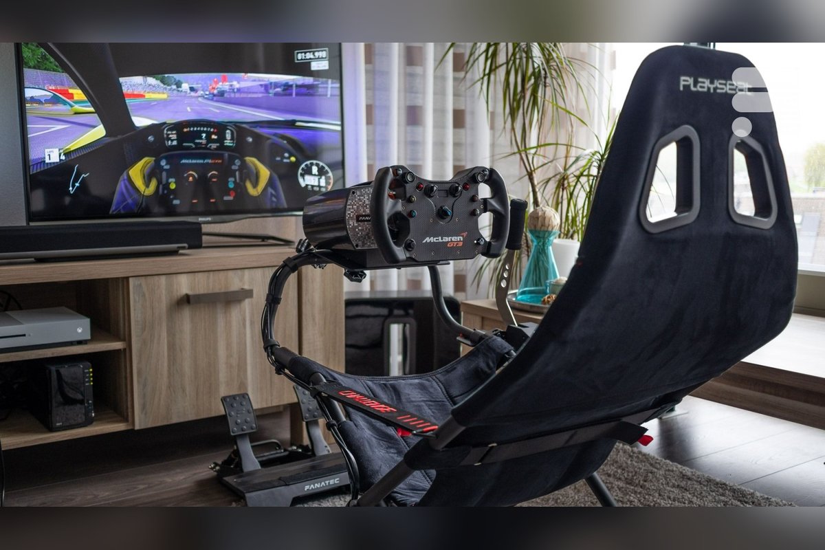 Example: Playseat Challenge with wheel and pedals facing a TV