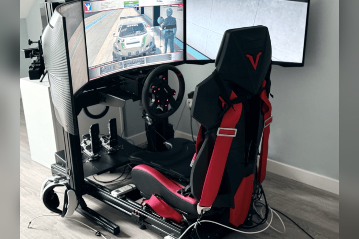 Example: complete triple-screen rig with bucket seat
