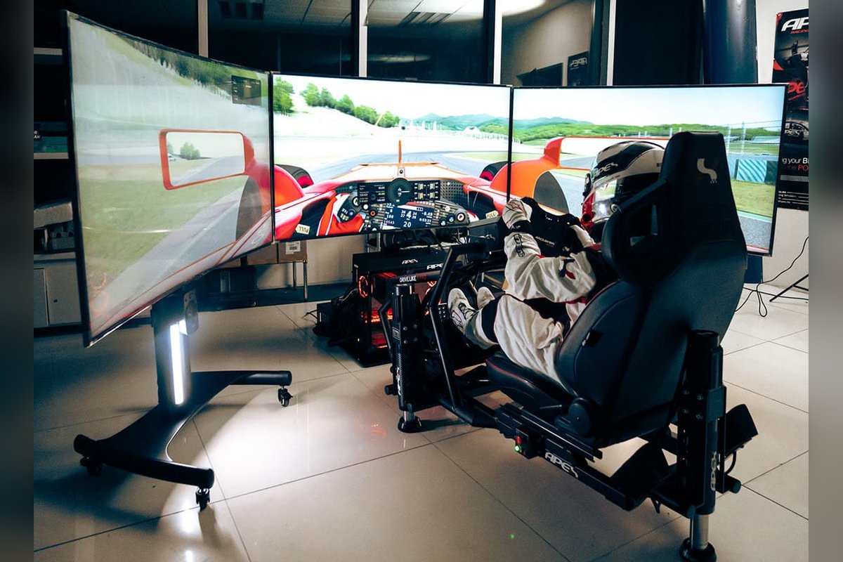 Example: Apex motion simulator with triple screens